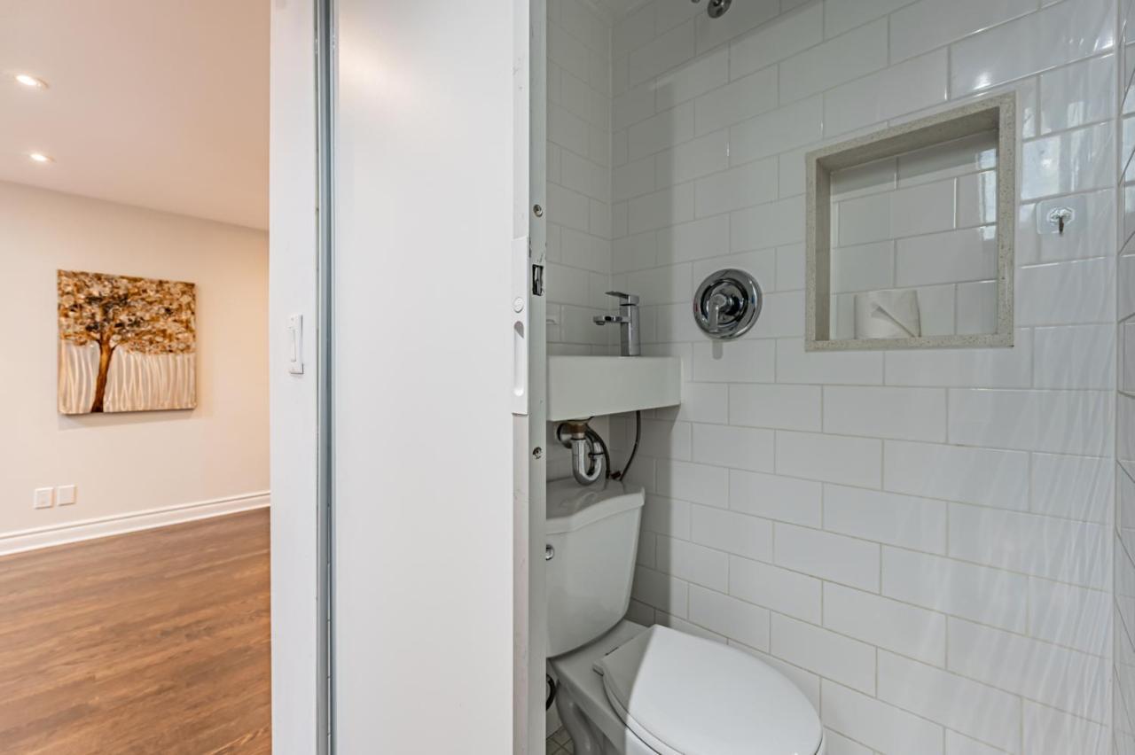 Beautiful Property In Downtown Core Close To Subway Station! Торонто Экстерьер фото
