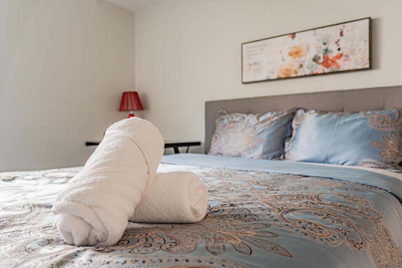 Beautiful Property In Downtown Core Close To Subway Station! Торонто Экстерьер фото