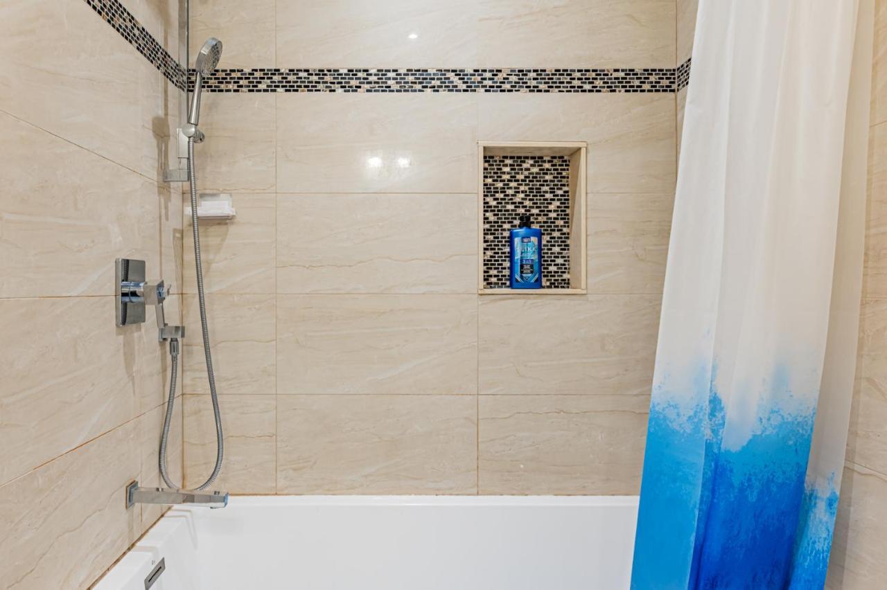 Beautiful Property In Downtown Core Close To Subway Station! Торонто Экстерьер фото